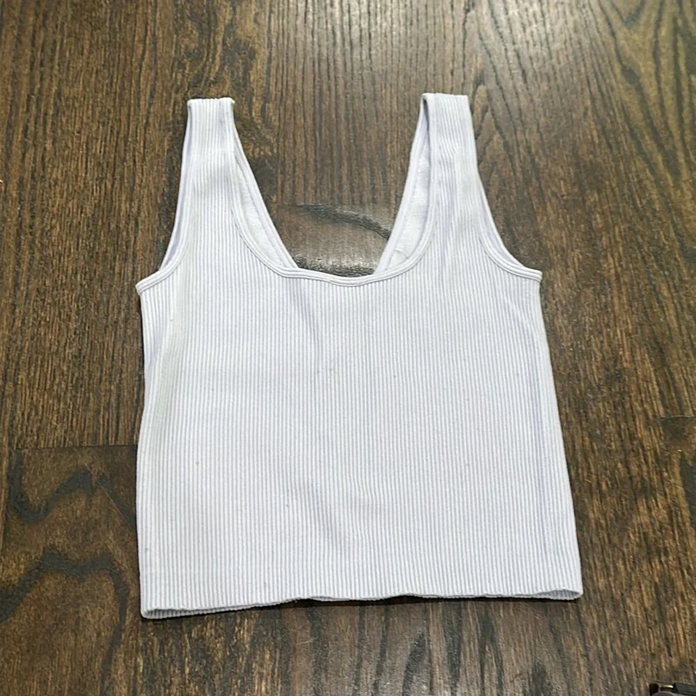 Dynamic Ribbed V-Neck Tank - Picture 2 of 3
